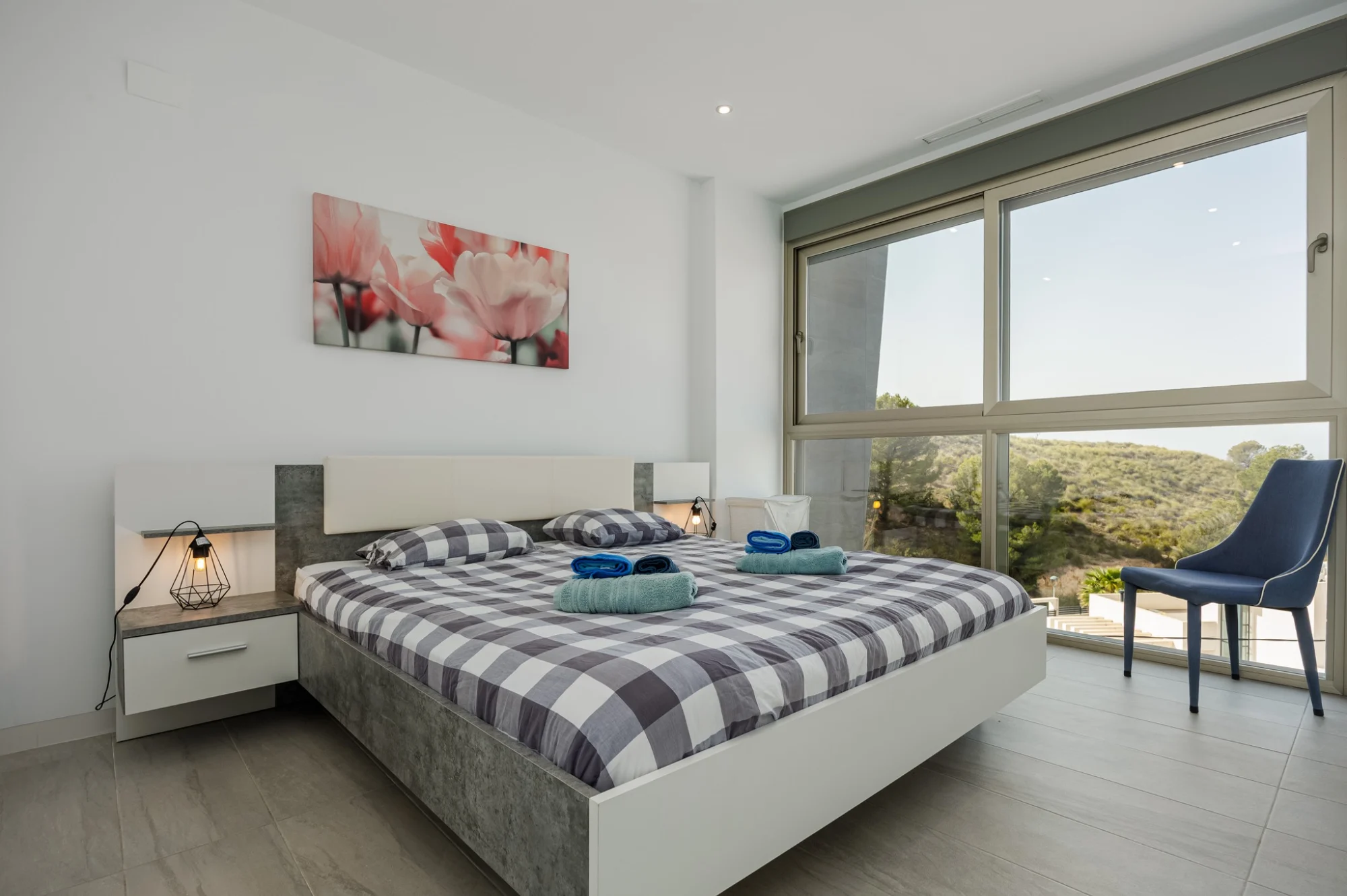 Lichte slaapkamer met kingsize bed
