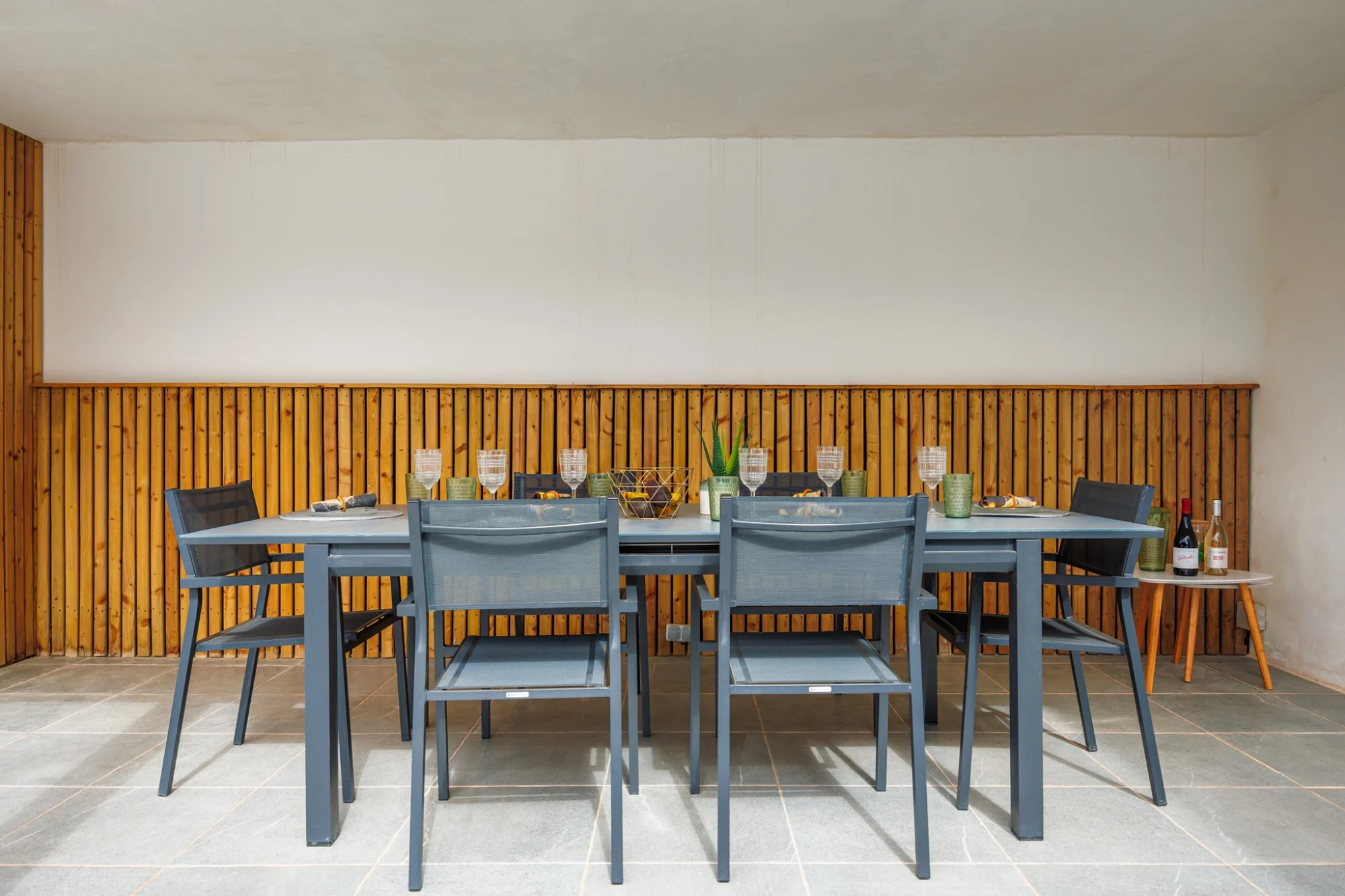 Overdekte buitenruimte met eettafel